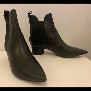 NEW Kendall + Kylie Circle Heel Chelsea Boots